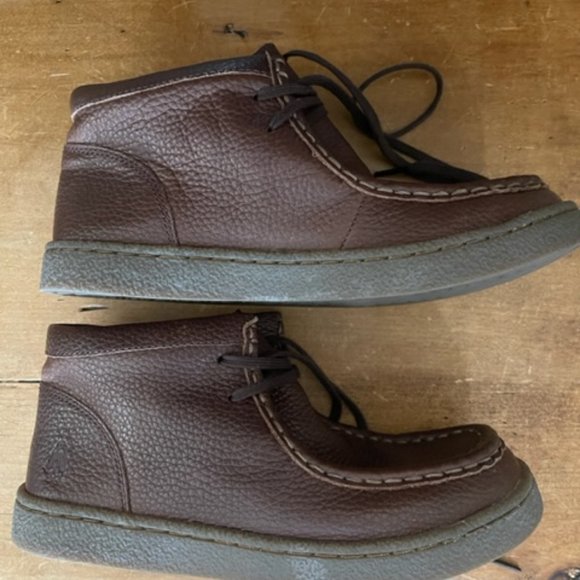Boy Uniform Chukka Boot Hush Puppy Bridgeport 2 NWOT -- 2 Wide - Picture 2 of 4